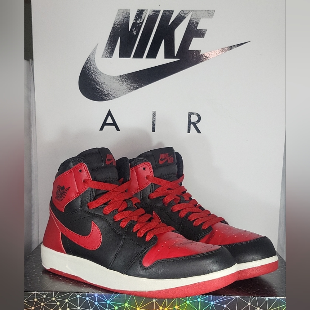 Size 7 - Jordan 1.5 The Return Bred 2015 VNDS CLEAN!!..Fits Men Size 7, Women Si
